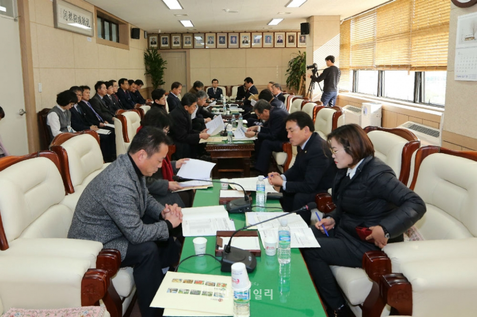 안동시의회(의장 김성진)는 25일 소회의실에서 지역현안과 관련해 새해 첫 전체 간담회를 개최했다