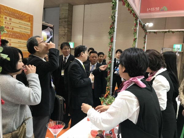 FOODEX JAPAN 2018 박람회 첫째날부터 문경시 부스에 세계 각국의 바이어와 방문객의 발길이 끊이지 않고 있다