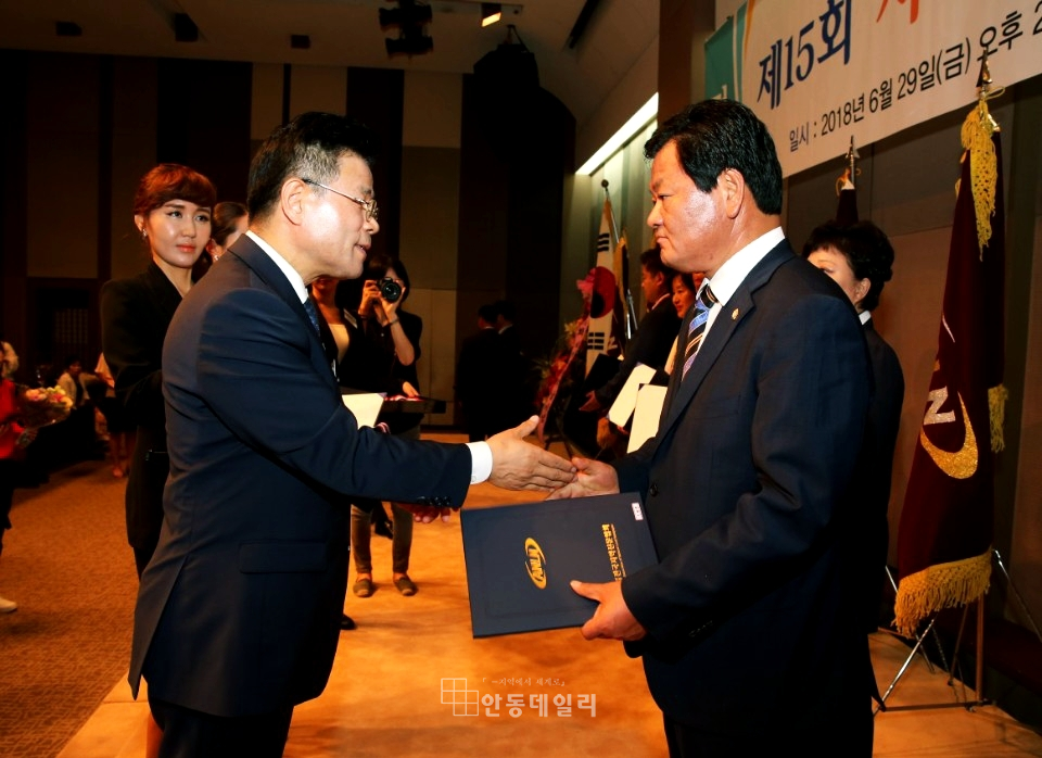 안동데일리=사진제공 / 손광영 안동시의원이 한국프레스센터에서 개최된 (사)전국지역신문협회가 주관한 '제15회 지역신문의 날 기념식'서 '의정대상'을 수상하고 있는 모습이다