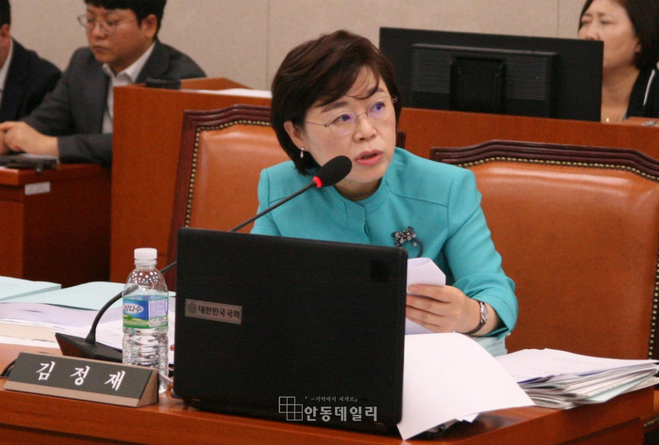 결산 관련 질의하는 김정재 의원