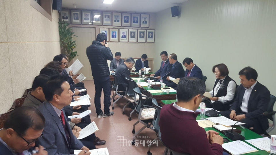 안동시의회 제6차 의원전체간담회가 시청 3층 소회의실에서 개최되고 있다