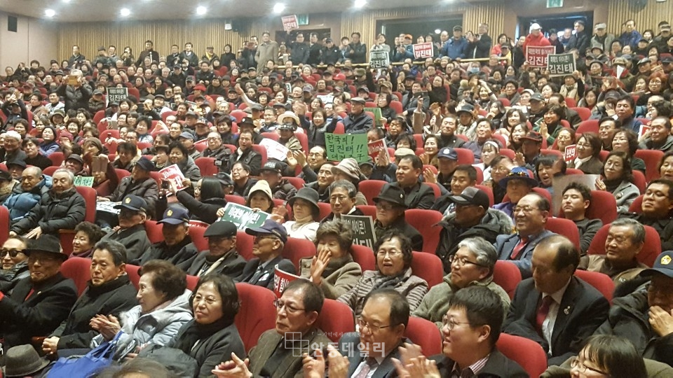 안동데일리=사진 / 김진태 자유한국당 의원이 지지자 1,000여명이 모인 가운데 지난 12월 29일 한림대 일송아트홀에서 '의정보고회'를 가졌다