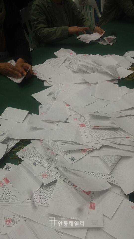 제19대 대통령선거, 5.9 대선 개표소 책상에 구겨지지 않고 투표지가 구겨지지 않고 펼쳐져 있다. 그것도 보는바와 같이...