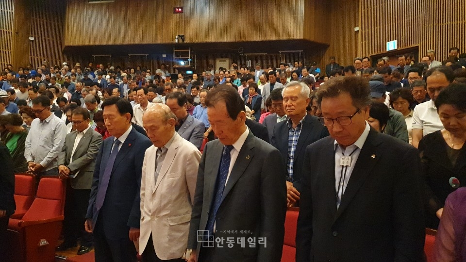 2019년 6월 24일 저녁 7시경 안동시청 대동관 낙동홀 자유한국당 안동시당 당원협의회 당원교육 및 시국강연회가 개최되었다.