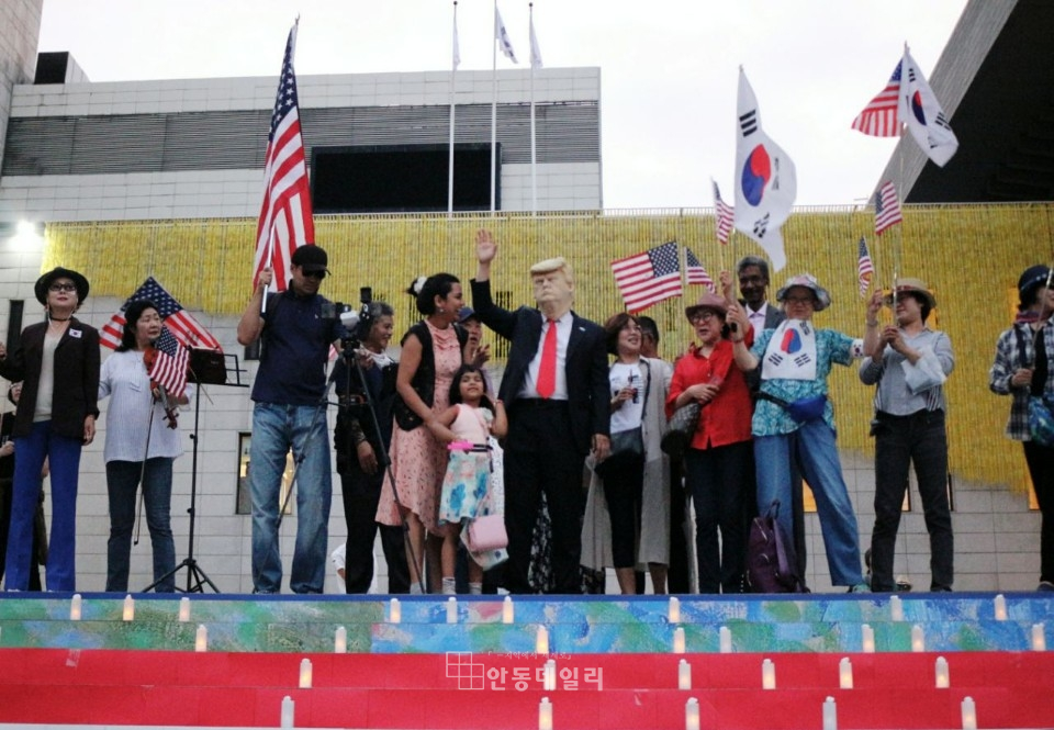 이용원 K-PARTY 대표가 매주 토요일마다 주최하는 세종문화회관 계단 앞이다.