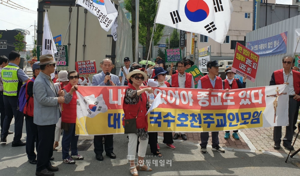 대수천, 태화동성당 김영식 신부(정의구현사제단 대표)를 규탄하고 있다.