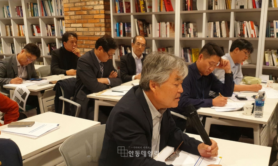 북한개발연구소는 (재)통일과 나눔 강연실에서 건설분야 대북 비즈니스 전략 토론회를 개최하고 있다.