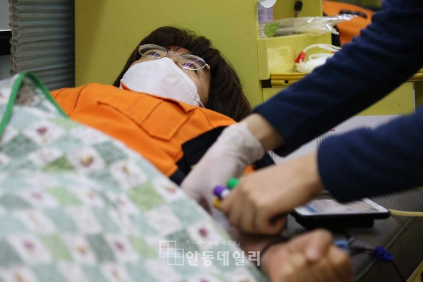 ▲ 대구시 소방공무원이 헌혈을 하고있는 모습 / 자료출처=대구시