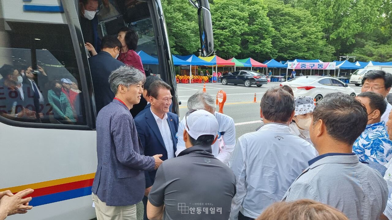 재경안동향우회원들이 서울로 출발하려는 전세버스에서 마중하는 권영세 안동시장과 권광택 도의원