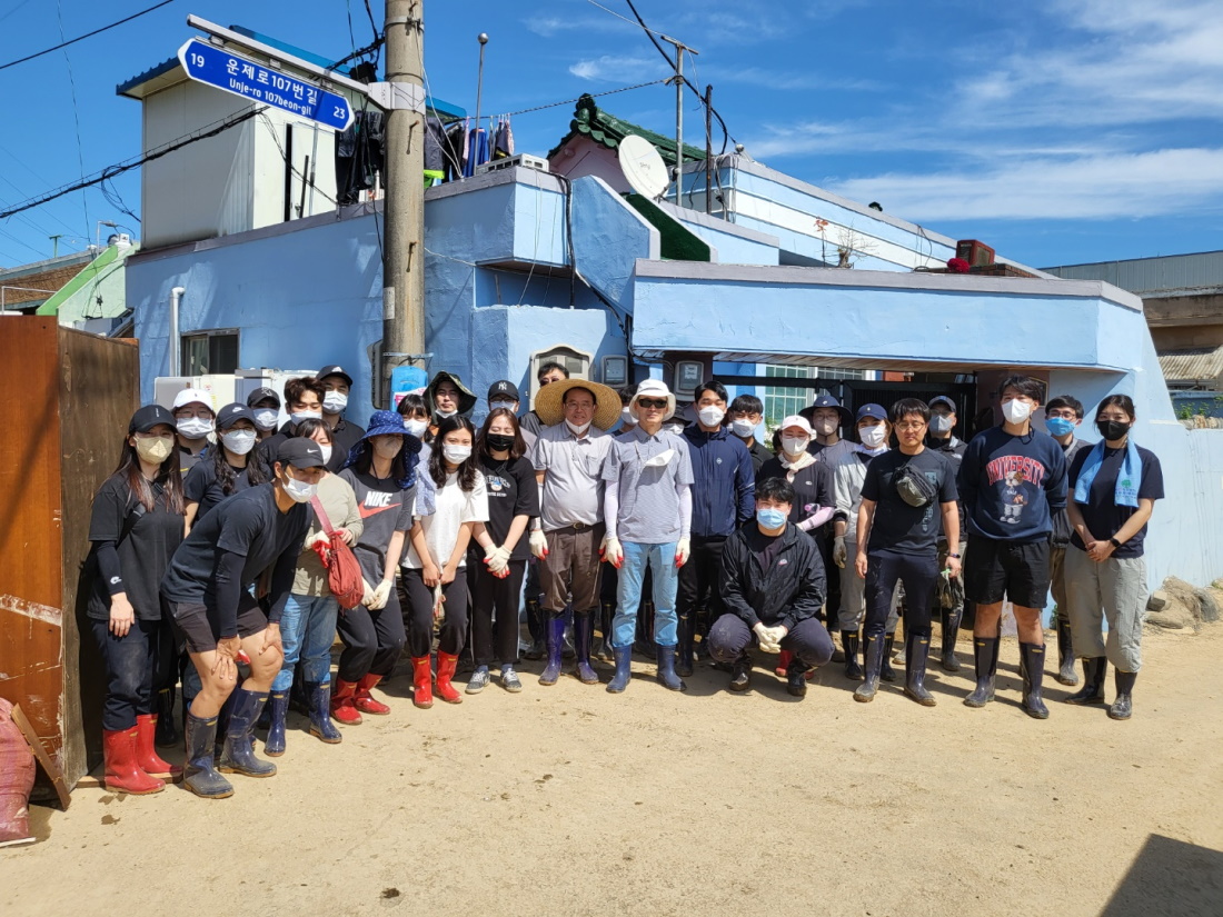 (재)경북바이오산업연구원 직원들이 태풍 힌남노로 인해 피해를 입은 포항시 대송면 일대에서 수해 복구작업을 하면서 단체사진을 찍고 있다.