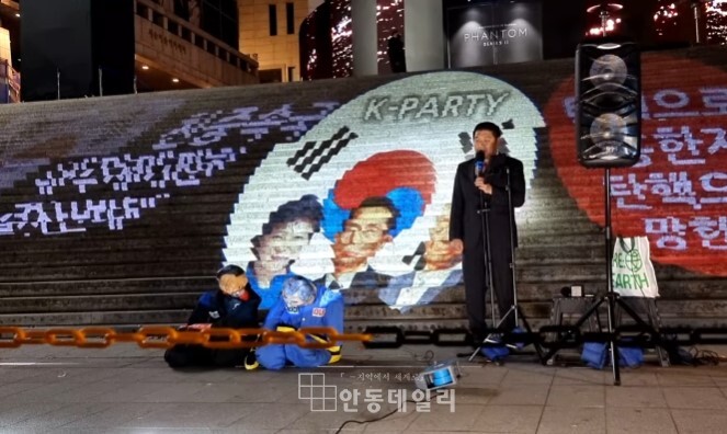 K-파티가 개최되는 세종문화회관 계단 앞에서 이용원 대표가 발언을 하고 있다.