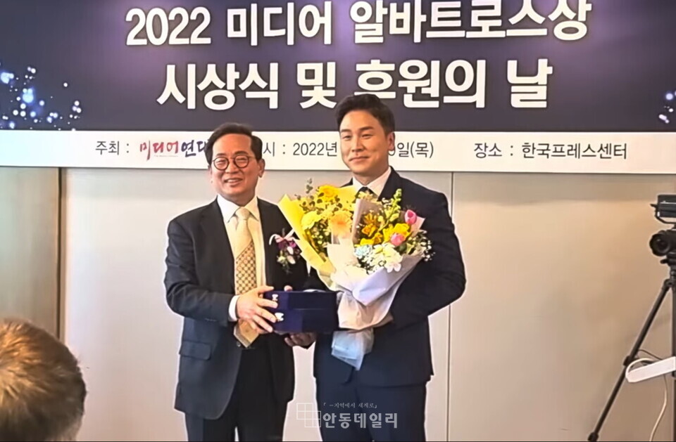 첫 미디어연대 2022 미디어 알바트로스상 수상자 / 황우섭 미디어연대 상임대표(사진 左)가 김진 채널A 앵커와 사진을 찍고 있다.