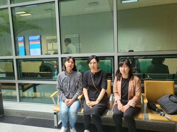 사진 가운데가 원고 고 박한결군의 어머니 강숙경, 왼쪽 학인연 총무, 오른쪽 학인연 대표