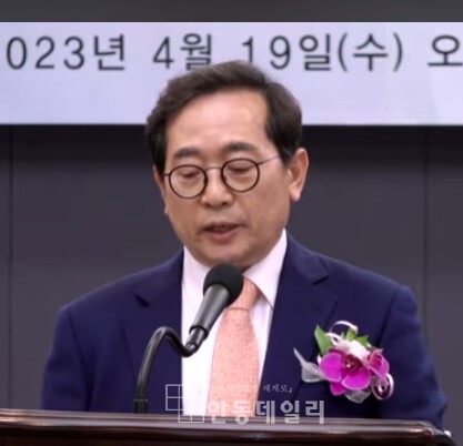 황우섭 미디어연대 상임대표가 지난 4월 19일 한국프레스센터에서 개최된 창립5주년 기념식에서 인사말을 하고 있다.