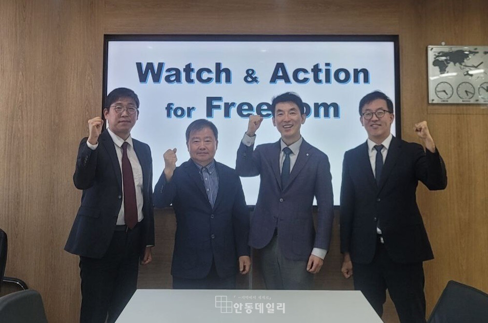사진 왼쪽부터 유승수, 김기수, 이명규, 이동환 변호사가 화이팅하고 있다.