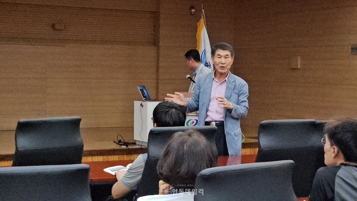 송유창 사단법인 21세기안보전략연구원 수석부원장이 강연을 하고 있다.
