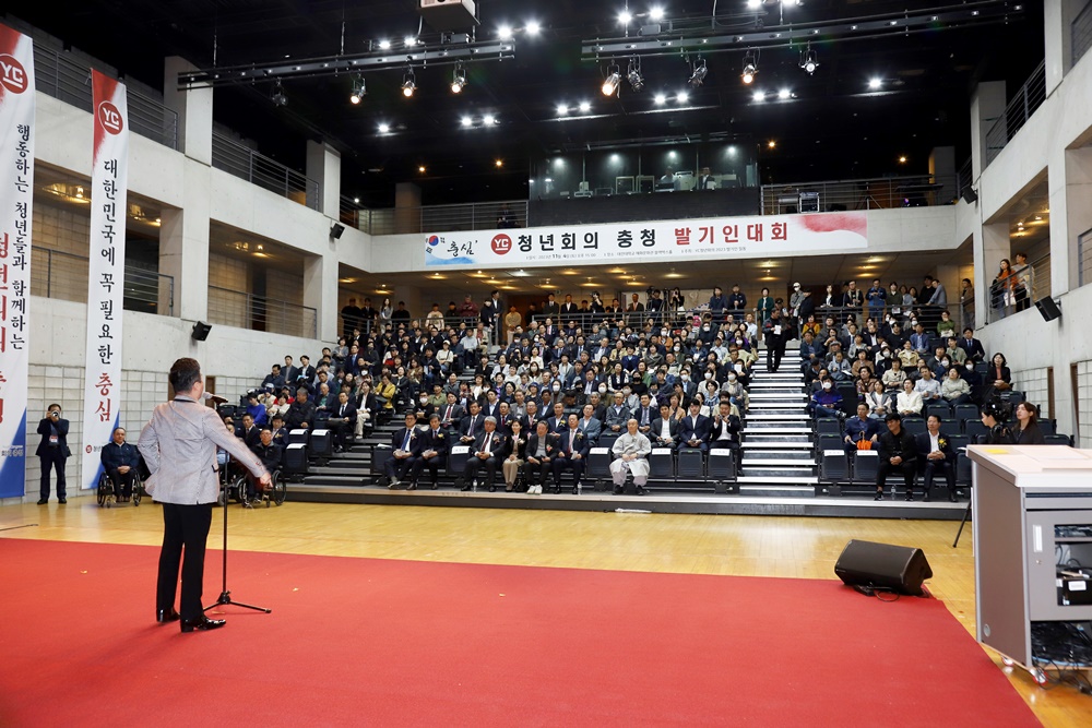 4일 대전대학교 블랙박스홀에서 열린 YC청년회의 충청 발기인대회에서 테너 류정필이 식전공연을 진행하고 있다.