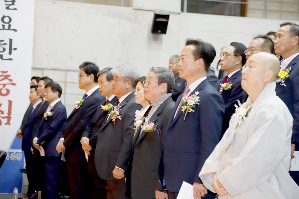 4일 대전대학교 블랙박스홀에서 열린 YC청년회의 충청 발기인대회 참석자들이 국민의례를 하고 있다.