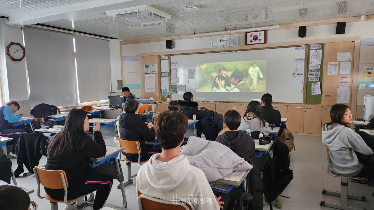 길주중학교 3학년 학생들이 교과융합활동으로 교실에서 영화 '아일라'를 감상하고 있다. / 사진제공=길주중학교